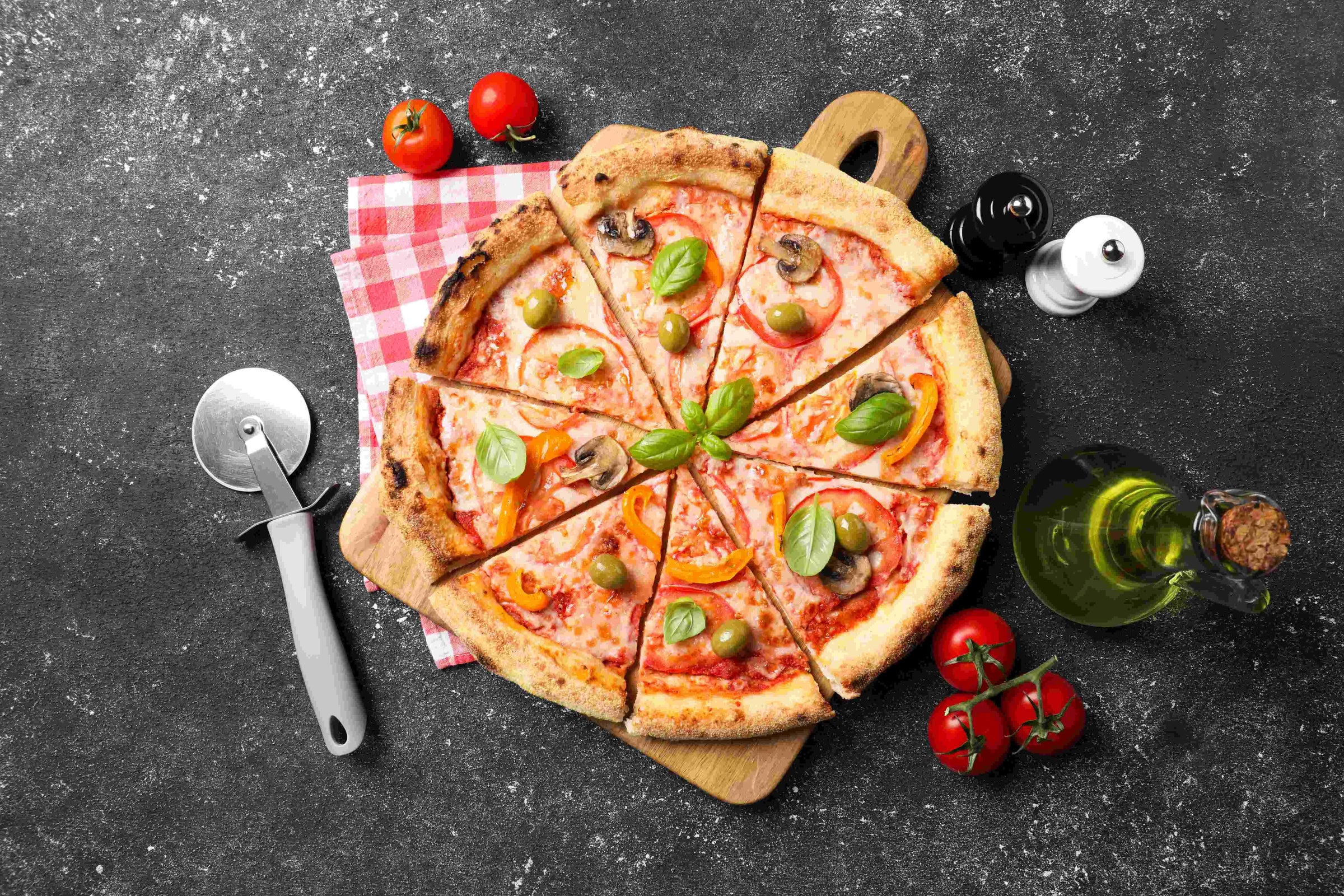 Pizzaschneider auf geschnittener Pizza